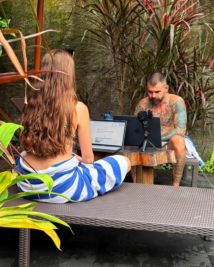 Thais e Roberto trabalhando com notebooks durante uma viagem